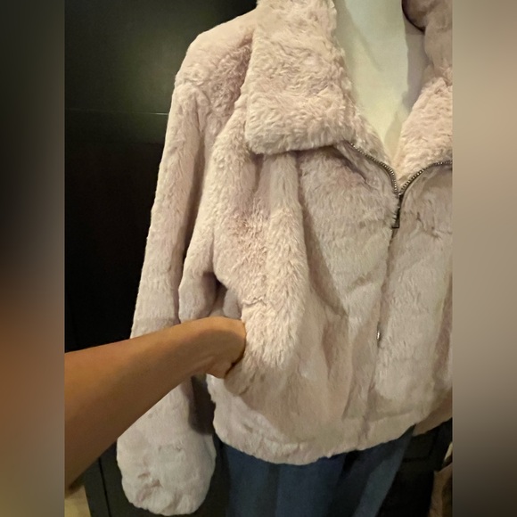 Faux fur cropped jacket. Front zipper, 2 pockets. Subtle pink. Size L. NWT - Picture 5 of 11
